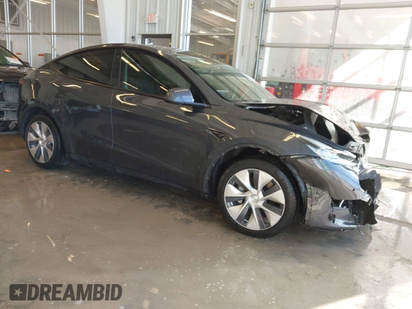 2021 Tesla Model Y Long Range with VIN 5YJYGDEE2MF087871, listed as a IAAI auction lot 41370004 with 85,757 mi miles. Bid and sale history available at carsss.com. Image 1.
