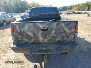 2002 GMC Sonoma SLS with VIN 1GTDT19W928149498, listed as a Copart auction lot 76001924 with 201,947 mi miles and Salvage Title. Bid and sale history available at carsss.com. Image 6.