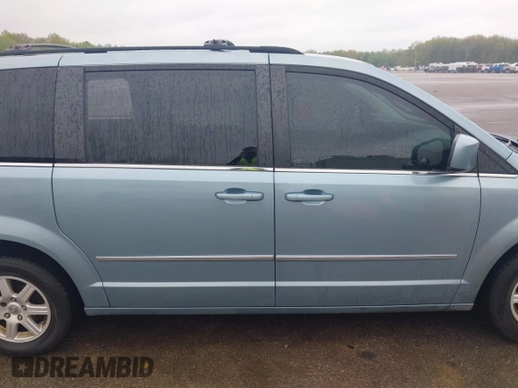 2010 Chrysler Town & Country Touring z VIN 2A4RR5D13AR456900, wystawiony jako IAAI lot #42125829 z przebiegiem 251 276 mil mil oraz . Historia ofert i sprzedaży dostępna na DreamBid. Obrazek 13.