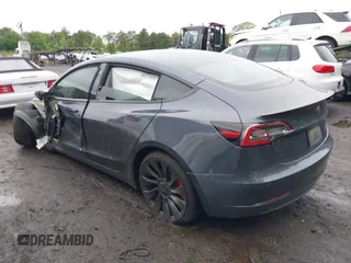 2021 Tesla Model 3 Performance z VIN 5YJ3E1EC3MF056187, wystawiony jako IAAI lot #42372230 z przebiegiem 56 679 mil mil oraz . Historia ofert i sprzedaży dostępna na DreamBid. Obrazek 14.