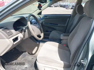 2006 Toyota Camry STD z VIN JTDBE32K063060782, wystawiony jako IAAI lot #42105775 z przebiegiem 304 961 mil mil oraz . Historia ofert i sprzedaży dostępna na DreamBid. Obrazek 5.
