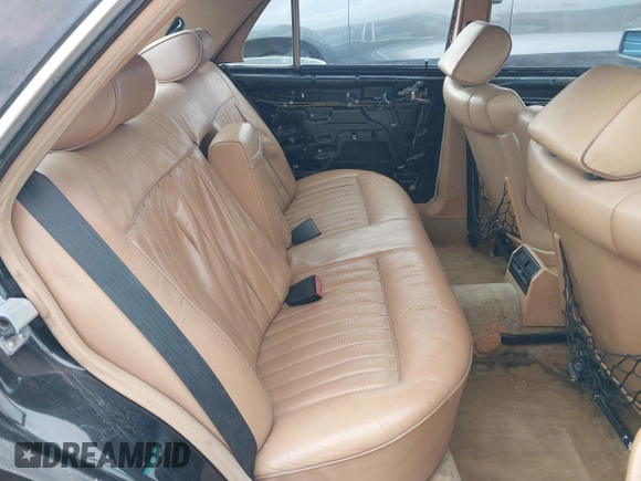 1983 Mercedes-Benz 300 SD z VIN WDBCB20A7DB045764, wystawiony jako IAAI lot #41504450 z przebiegiem 169 882 mil mil oraz . Historia ofert i sprzedaży dostępna na DreamBid. Obrazek 8.