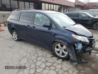 2020 Toyota Sienna LE z VIN 5TDJZ3DC2LS246596, wystawiony jako Copart lot #82495544 z przebiegiem Nie podano mil oraz Szkoda całkowita • Salvage title. Historia ofert i sprzedaży dostępna na DreamBid. Obrazek 4.