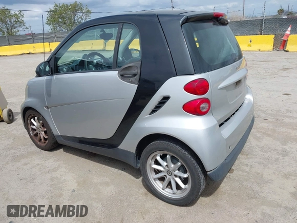 2008 Smart fortwo Pure z VIN WMEEJ31X18K191722, wystawiony jako IAAI lot #42138617 z przebiegiem 117 263 mil mil oraz . Historia ofert i sprzedaży dostępna na DreamBid. Obrazek 3.