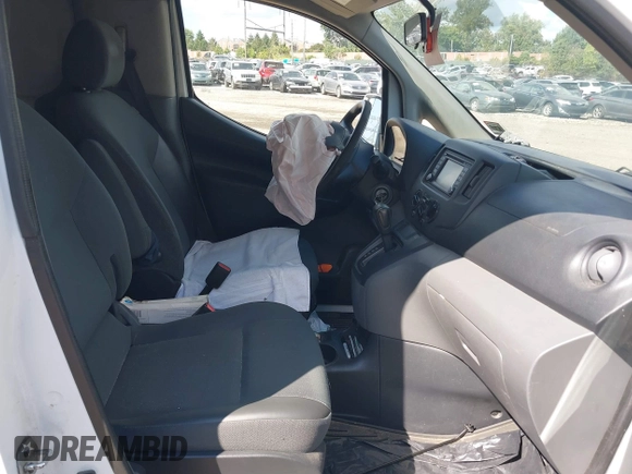 2015 Nissan NV200 SV with VIN 3N6CM0KN2FK696854, listed as a IAAI auction lot 40484019 with 198,411 mi miles. Bid and sale history available at carsss.com. Image 5.