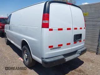 2021 Chevrolet Express Cargo z VIN 1GCWGAFP1M1235250, wystawiony jako IAAI lot #42678056 z przebiegiem 46 536 mil mil oraz . Historia ofert i sprzedaży dostępna na DreamBid. Obrazek 3.