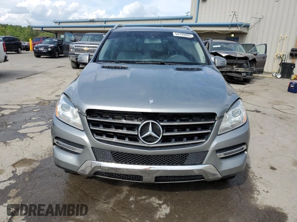 2015 Mercedes-Benz M 350 z VIN 4JGDA5JB0FA556934, wystawiony jako Copart lot #54799995 z przebiegiem 172 095 mil mil oraz Czysty tytuł • Clean title. Historia ofert i sprzedaży dostępna na DreamBid. Obrazek 5.