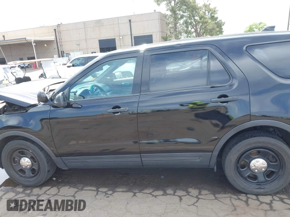 2016 Ford Police Interceptor Utility z VIN 1FM5K8AR8GGB36191, wystawiony jako IAAI lot #42046563 z przebiegiem 102 912 mil mil oraz . Historia ofert i sprzedaży dostępna na DreamBid. Obrazek 14.