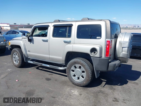 2007 Hummer H3 SUV with VIN 5GTDN13E178197698, listed as a IAAI auction lot 42153746 with 215,605 mi miles. Bid and sale history available at carsss.com. Image 3.