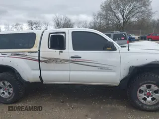 2008 Toyota Tacoma z VIN 5TEUU42NX8Z525861, wystawiony jako IAAI lot #42125414 z przebiegiem Nie podano mil oraz . Historia ofert i sprzedaży dostępna na DreamBid. Obrazek 13.