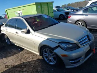 2012 Mercedes-Benz C 250 Sport z VIN WDDGF4HB6CA668688, wystawiony jako IAAI lot #41227709 z przebiegiem 186 930 mil mil oraz . Historia ofert i sprzedaży dostępna na DreamBid. Obrazek 1.