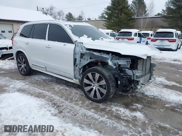 2023 Volvo XC90 Plus z VIN YV4H600N2P1952562, wystawiony jako IAAI lot #41597675 z przebiegiem 18 232 mil mil oraz . Historia ofert i sprzedaży dostępna na DreamBid. Obrazek 1.