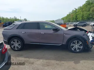 2024 Cadillac LYRIQ z VIN 1GYKPMRLXRZ141816, wystawiony jako IAAI lot #42113732 z przebiegiem 7 704 mil mil oraz . Historia ofert i sprzedaży dostępna na DreamBid. Obrazek 13.