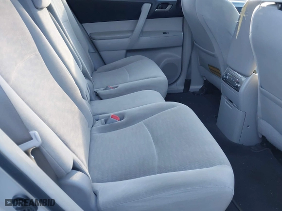 2011 Toyota Highlander with VIN 5TDZK3EH3BS037657, listed as a IAAI auction lot 41270390 with 262,060 mi miles. Bid and sale history available at carsss.com. Image 8.
