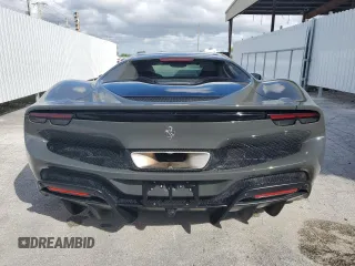 2023 Ferrari 296 GTB z VIN ZFF99SLA3P0294907, wystawiony jako Copart lot #79018584 z przebiegiem 2504 mil mil oraz Tytuł czysty. Historia ofert i sprzedaży dostępna na DreamBid. Obrazek 6.