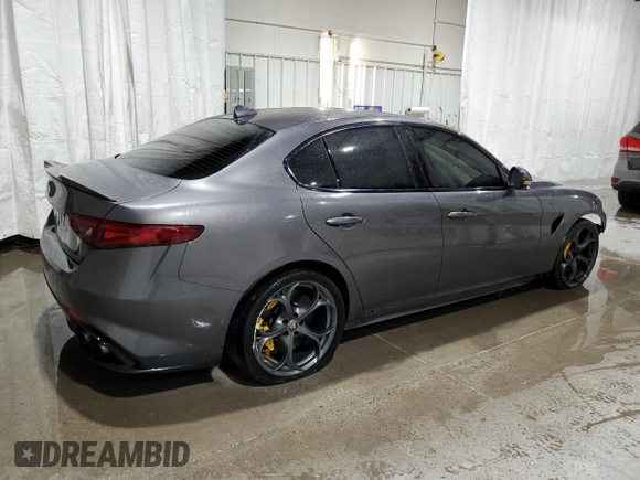 2017 Alfa Romeo Giulia with VIN ZARFAEAV6H7550942, listed as a Copart auction lot 48866585 with 25,634 mi miles and Salvage title. Bid and sale history available at DreamBid. Image 3.