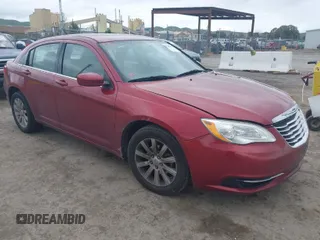 2012 Chrysler 200 Touring z VIN 1C3CCBBB7CN235912, wystawiony jako IAAI lot #42058414 z przebiegiem 237 551 mil mil oraz . Historia ofert i sprzedaży dostępna na DreamBid. Obrazek 1.