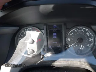2018 Toyota Tacoma SR5 z VIN 3TMAZ5CN0JM077058, wystawiony jako IAAI lot #41685472 z przebiegiem 37 945 mil mil oraz . Historia ofert i sprzedaży dostępna na DreamBid. Obrazek 16.
