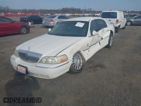 2003 Lincoln Town Car Signature z VIN 1LNHM82W33Y615344, wystawiony jako IAAI lot #41761302 z przebiegiem Nie podano mil oraz . Historia ofert i sprzedaży dostępna na DreamBid. Obrazek 2.