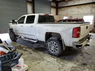 2016 GMC Sierra 2500HD Denali with VIN 1GT12UE80GF172816, listed as a Copart auction lot 43635765 with 81,800 mi miles and Salvage Title. Bid and sale history available at carsss.com. Image 2.