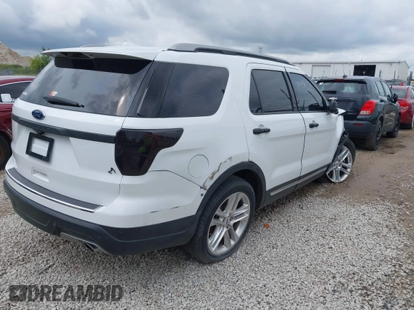 2018 Ford Explorer XLT with VIN 1FM5K8D82JGB43194, listed as a IAAI auction lot 39942301 with 123,033 mi miles and . Bid and sale history available at carsss.com. Image 4.