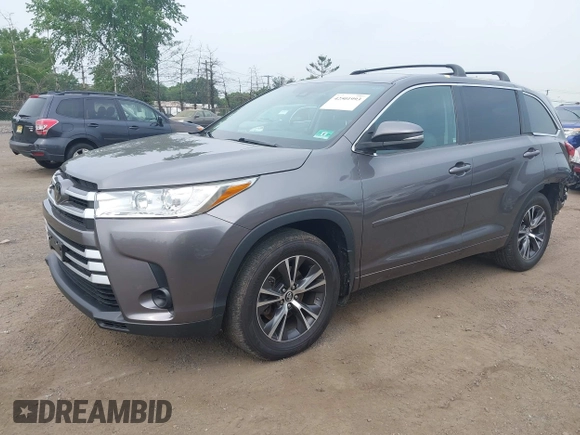 2018 Toyota Highlander LE z VIN 5TDBZRFH1JS896873, wystawiony jako IAAI lot #42501993 z przebiegiem 63 877 mil mil oraz . Historia ofert i sprzedaży dostępna na DreamBid. Obrazek 2.