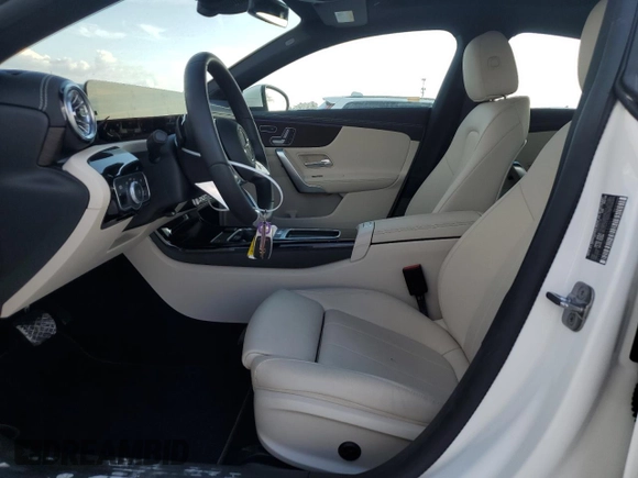 2025 Mercedes-Benz CLA 250 z VIN W1K5J4GB0SN485981, wystawiony jako Copart lot #43567725 z przebiegiem 1 566 mil mil oraz Szkoda całkowita • Salvage title. Historia ofert i sprzedaży dostępna na DreamBid. Obrazek 7.