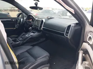 2016 Porsche Cayenne GTS z VIN WP1AD2A27GLA76018, wystawiony jako IAAI lot #42209515 z przebiegiem 49 432 mil mil oraz . Historia ofert i sprzedaży dostępna na DreamBid. Obrazek 5.
