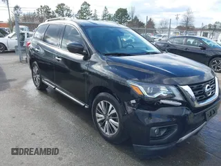 2019 Nissan Pathfinder S z VIN 5N1DR2MM5KC584974, wystawiony jako IAAI lot #41174506 z przebiegiem 76 466 mil mil oraz . Historia ofert i sprzedaży dostępna na DreamBid. Obrazek 1.