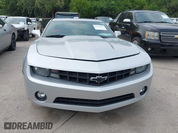 2011 Chevrolet Camaro 1LT z VIN 2G1FB1ED5B9211945, wystawiony jako IAAI lot #42290750 z przebiegiem 295 489 mil mil oraz . Historia ofert i sprzedaży dostępna na DreamBid. Obrazek 12.