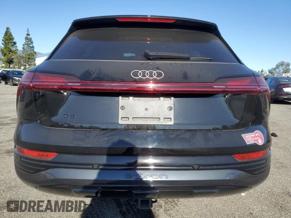 2024 Audi Q8 e-tron Premium Plus z VIN WA15AAGE1RB033711, wystawiony jako Copart lot #88577355 z przebiegiem 13 411 mil mil oraz Szkoda całkowita • Salvage title. Historia ofert i sprzedaży dostępna na DreamBid. Obrazek 6.