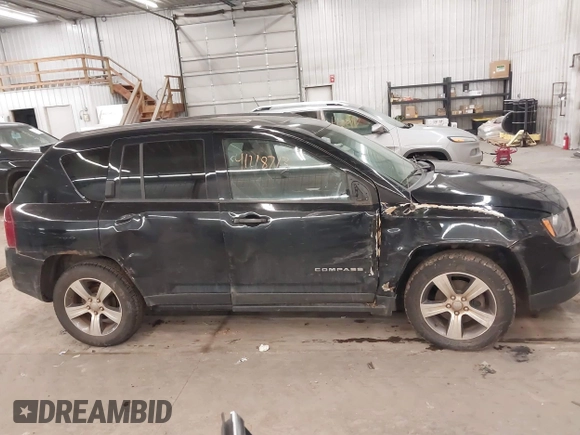 2017 Jeep Compass Latitude z VIN 1C4NJDEB7HD153516, wystawiony jako IAAI lot #41218713 z przebiegiem 132 234 mil mil oraz . Historia ofert i sprzedaży dostępna na DreamBid. Obrazek 13.