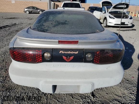 2002 Pontiac Firebird Firebird z VIN 2G2FS22K522170990, wystawiony jako Copart lot #41878415 z przebiegiem 120 056 mil mil oraz Czysty tytuł • Clean title. Historia ofert i sprzedaży dostępna na DreamBid. Obrazek 6.