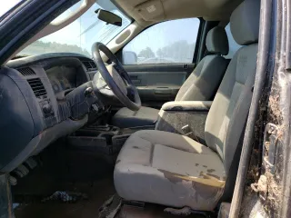 2008 Dodge Dakota z VIN 1D7HW32K58S571930, wystawiony jako Copart lot #69245074 z przebiegiem Nie podano mil oraz Szkoda całkowita • Salvage title. Historia ofert i sprzedaży dostępna na DreamBid. Obrazek 7.