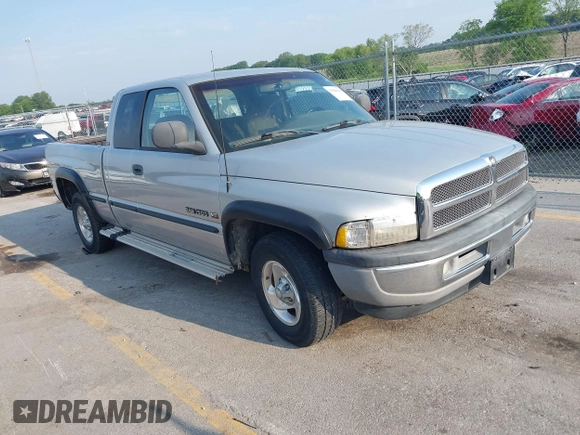 1998 Dodge 1500 z VIN 1B7HC13Y7WJ121175, wystawiony jako IAAI lot #42380600 z przebiegiem 108 539 mil mil oraz . Historia ofert i sprzedaży dostępna na DreamBid. Obrazek 1.