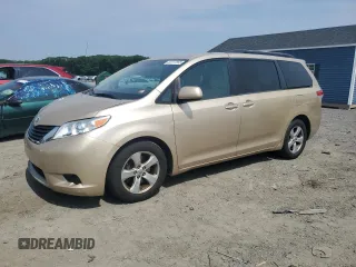 2013 Toyota Sienna LE AAS z VIN 5TDKK3DC8DS395802, wystawiony jako Copart lot #60117555 z przebiegiem 178 493 mil mil oraz Czysty tytuł • Clean title. Historia ofert i sprzedaży dostępna na DreamBid. Obrazek 1.