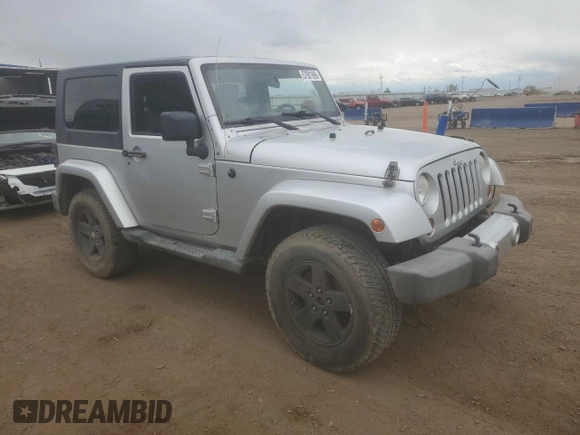2010 Jeep Wrangler Sahara z VIN 1J4GA5D18AL182858, wystawiony jako Copart lot #57601695 z przebiegiem Nie podano mil oraz Czysty tytuł • Clean title. Historia ofert i sprzedaży dostępna na DreamBid. Obrazek 4.