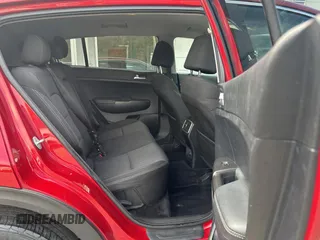 2021 Kia Sportage LX z VIN KNDPMCAC0M7906613, wystawiony jako Copart lot #75019704 z przebiegiem 183 811 mil mil oraz Czysty tytuł • Clean title. Historia ofert i sprzedaży dostępna na DreamBid. Obrazek 6.