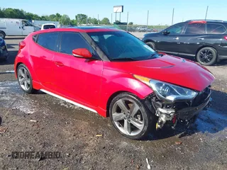 2013 Hyundai Veloster Turbo z VIN KMHTC6AE3DU169229, wystawiony jako IAAI lot #42087798 z przebiegiem 120 741 mil mil oraz . Historia ofert i sprzedaży dostępna na DreamBid. Obrazek 1.