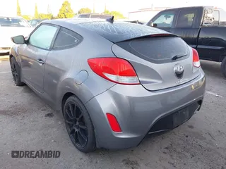 2012 Hyundai Veloster w/Gray Int z VIN KMHTC6AD1CU082872, wystawiony jako IAAI lot #41980406 z przebiegiem 132 804 mil mil oraz . Historia ofert i sprzedaży dostępna na DreamBid. Obrazek 3.