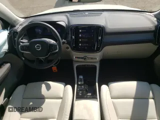 2025 Volvo XC40 Plus Bright Theme z VIN YV4L12UE6S2547385, wystawiony jako Copart lot #54303065 z przebiegiem 3158 mil mil oraz Szkody całkowita. Historia ofert i sprzedaży dostępna na DreamBid. Obrazek 8.