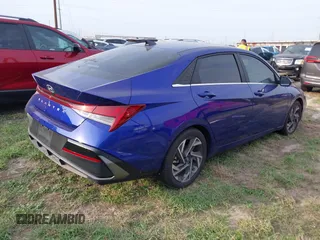 2024 Hyundai Elantra SEL z VIN KMHLS4DG2RU821902, wystawiony jako IAAI lot #41938643 z przebiegiem 6 381 mil mil oraz . Historia ofert i sprzedaży dostępna na DreamBid. Obrazek 4.