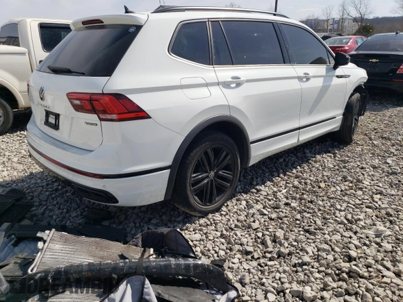 2022 Volkswagen Tiguan SE R-Line Black with VIN 3VV8B7AX1NM103449, listed as a Copart auction lot 47596495 with 29,628 mi miles and Salvage Title. Bid and sale history available at DreamBid. Image 3.