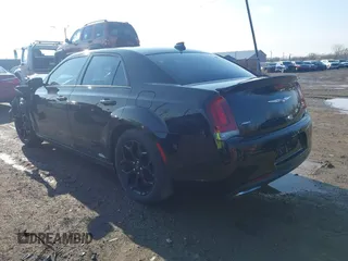 2016 Chrysler 300 S z VIN 2C3CCAGG0GH191555, wystawiony jako IAAI lot #42010604 z przebiegiem 74 343 mil mil oraz . Historia ofert i sprzedaży dostępna na DreamBid. Obrazek 3.