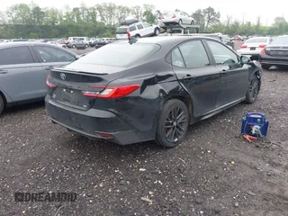 2025 Toyota Camry LE z VIN 4T1DBADK7SU513802, wystawiony jako IAAI lot #42259217 z przebiegiem 27 379 mil mil oraz . Historia ofert i sprzedaży dostępna na DreamBid. Obrazek 4.