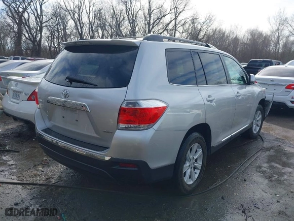 2011 Toyota Highlander with VIN 5TDBK3EH4BS044957, listed as a IAAI auction lot 41696233 with 276,287 mi miles. Bid and sale history available at carsss.com. Image 4.