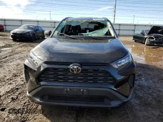 2021 Toyota RAV4 LE with VIN 2T3F1RFV4MC213910, listed as a Copart auction lot 46911255 with 32,114 mi miles and Salvage Title. Bid and sale history available at carsss.com. Image 5.