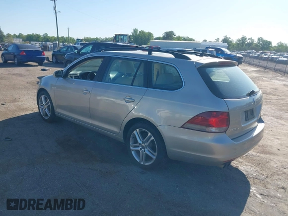 2014 Volkswagen Jetta SportWagen TDI w/Sunroof & Nav with VIN 3VWPL7AJ7EM614938, listed as a IAAI auction lot 42121788 with 189,917 mi miles. Bid and sale history available at carsss.com. Image 3.