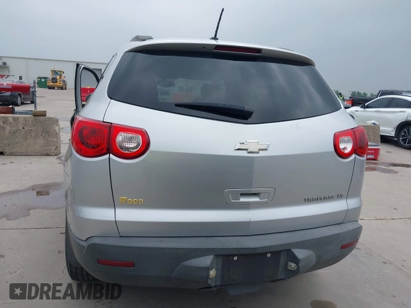 2012 Chevrolet Traverse LS z VIN 1GNKRFED2CJ354122, wystawiony jako IAAI lot #42267587 z przebiegiem 43 585 mil mil oraz . Historia ofert i sprzedaży dostępna na DreamBid. Obrazek 16.