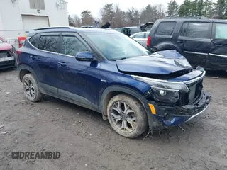 2022 Kia Seltos EX z VIN KNDERCAA4N7281481, wystawiony jako IAAI lot #41973049 z przebiegiem 27 390 mil mil oraz . Historia ofert i sprzedaży dostępna na DreamBid. Obrazek 1.